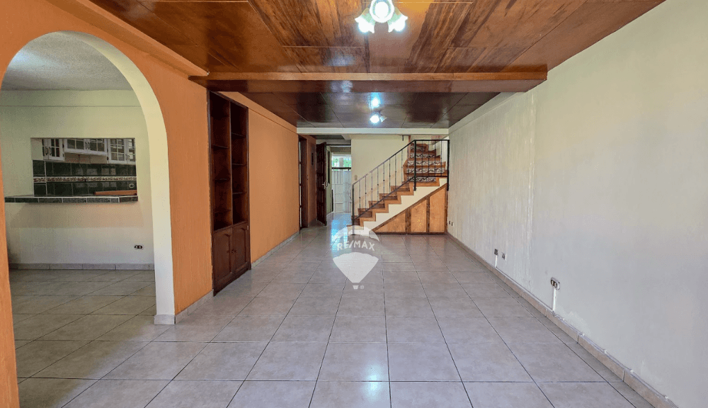 CASA DE DOS NIVELES EN VENTA EN RESIDENCIAL LA CASTELLANA SOBRE KM 4 CARRETERA HACIA LOS PLANES DE RENDEROS