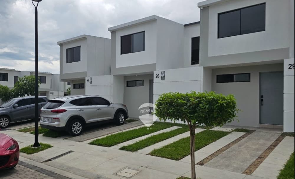 Residencia a estrenar en alquiler ubicada en condominio los senderos de opico II