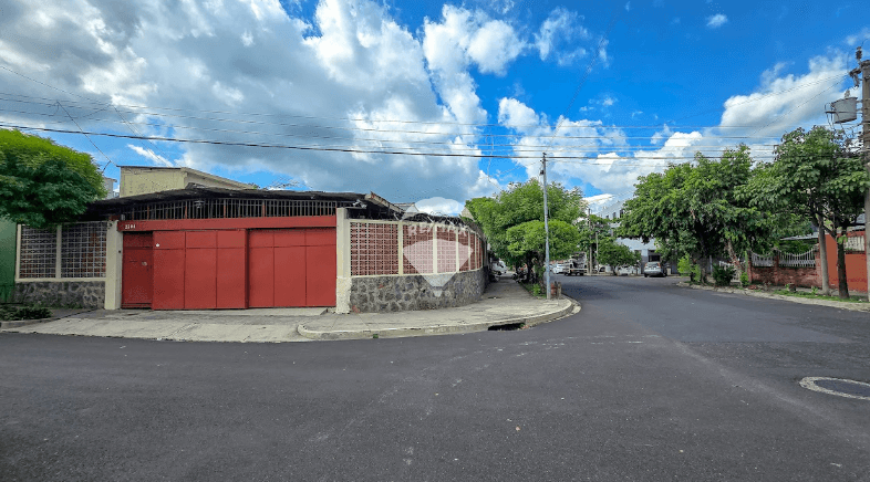 CASA DE 1 NIVEL Y  DE ESQUINA CON ALTO POTENCIAL COMERCIAL O PARA RESIDIR EN COLONIA UNIVERSITARIA