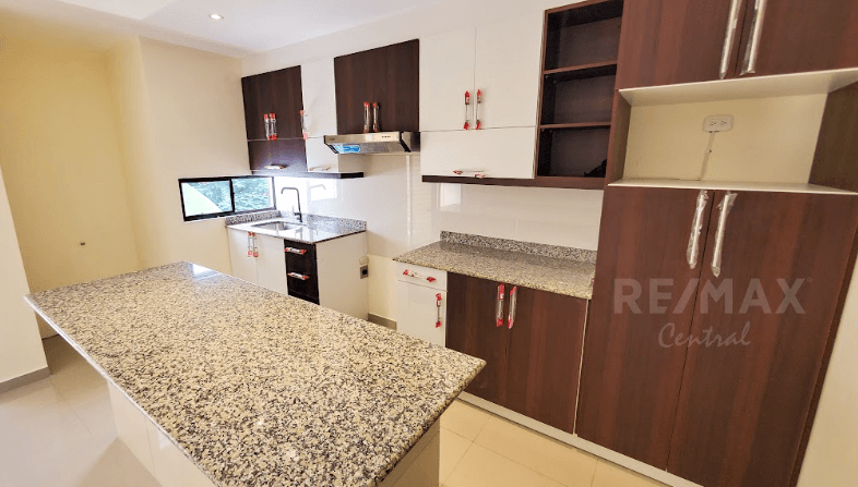 EN ALQUILER APARTAMENTO EN 2° NIVEL, EN CONDADO SANTA ELENA