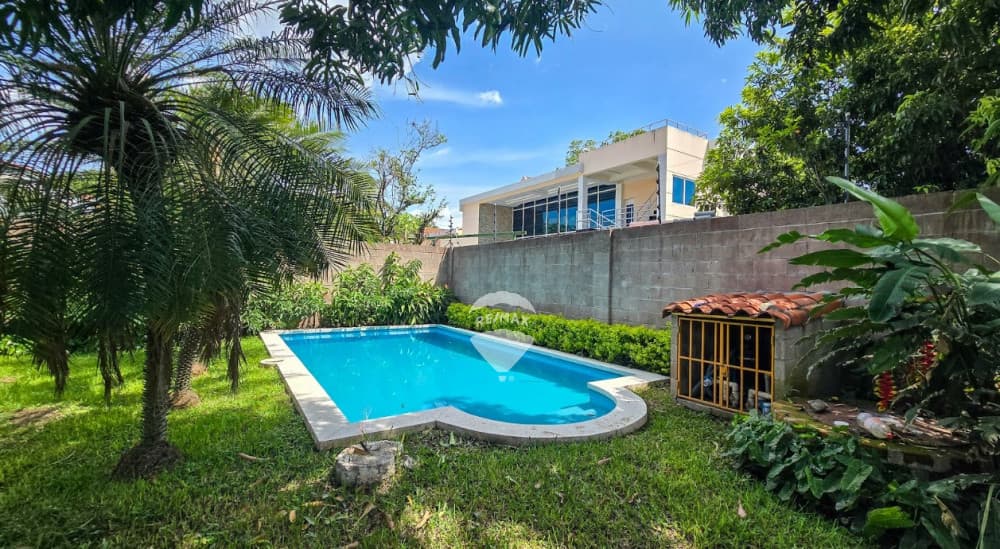 AMPLIA CASA EN ALQUILER CON PISCINA Y EXTENSO JARDÍN