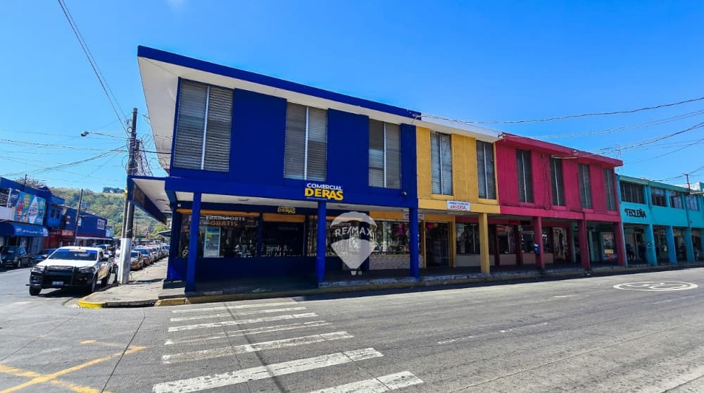 EDIFCIO COMERCIAL EN CENTRO DE SANTA TECLA