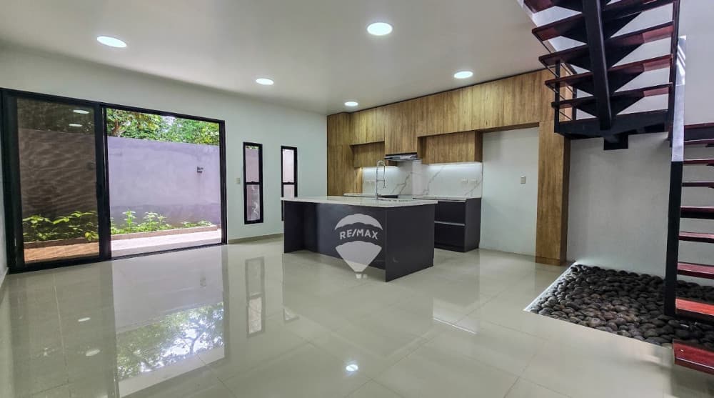 MODERNA CASA DE DOS NIVELES EN VENTA EN LA BAJOL, SANTA ANA