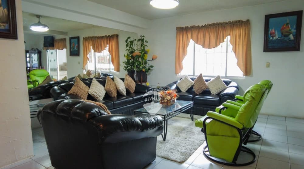 Venta de casa en Res. Capistrano en pje privado