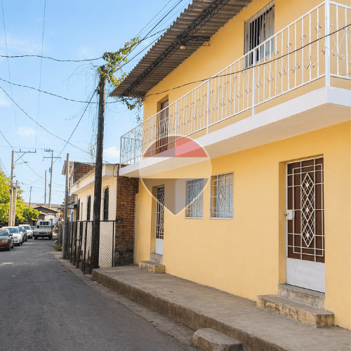 Casa con amplio terreno, ideal para remodelar o reconstruir. Ubicada en el corazón del Puerto de La Libertad