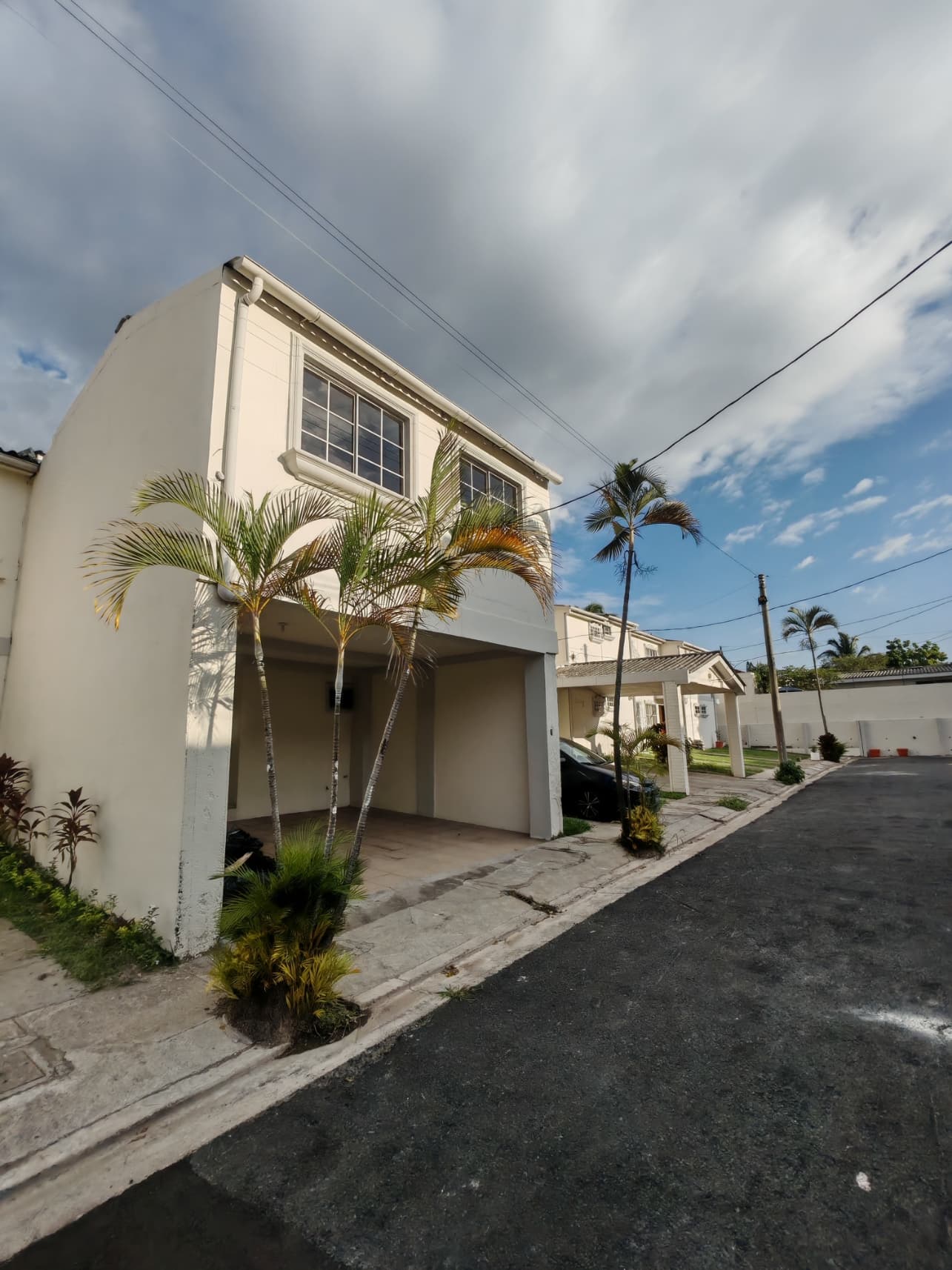 Alquiler exclusivo en la renovada Residencial Brisas de San Francisco: Un modelo ampliado con ubicación estratégica.