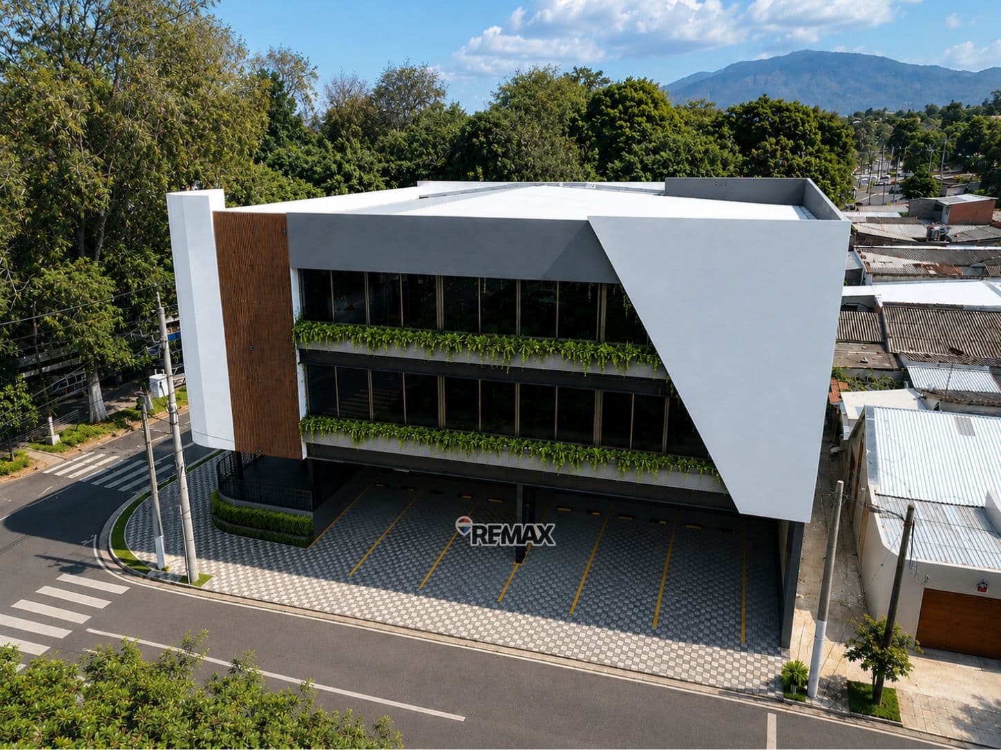 Edificio Corporativo Nuevo en Santa Ana