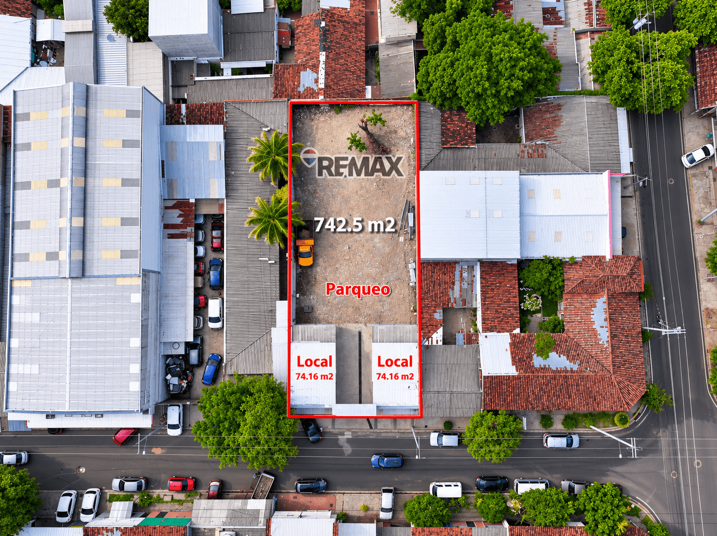 Se vende amplio parqueo con locales comerciales.